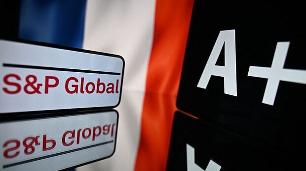 S&P Global downgrades France’s credit rating to “A+”, citing political instability S&P Global downgrades France’s credit rating to “A+”, citing political instability