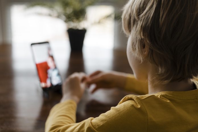 Save the Children Romania calls for a ban on social media for under-13s and tighter rules for teens